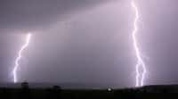 Eclairs durant un orage au dessus de Schaffhausen, Suisse, 2009 ; photo de Hansueli Krapf. © Wikimedia Commons, domaine public.